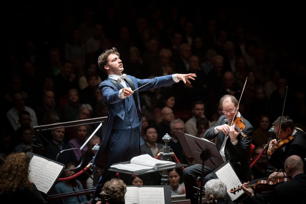 Dirigent Lorenzo Viotti voor de Münchner Philharmoniker dinsdagavond in het Concertgebouw.