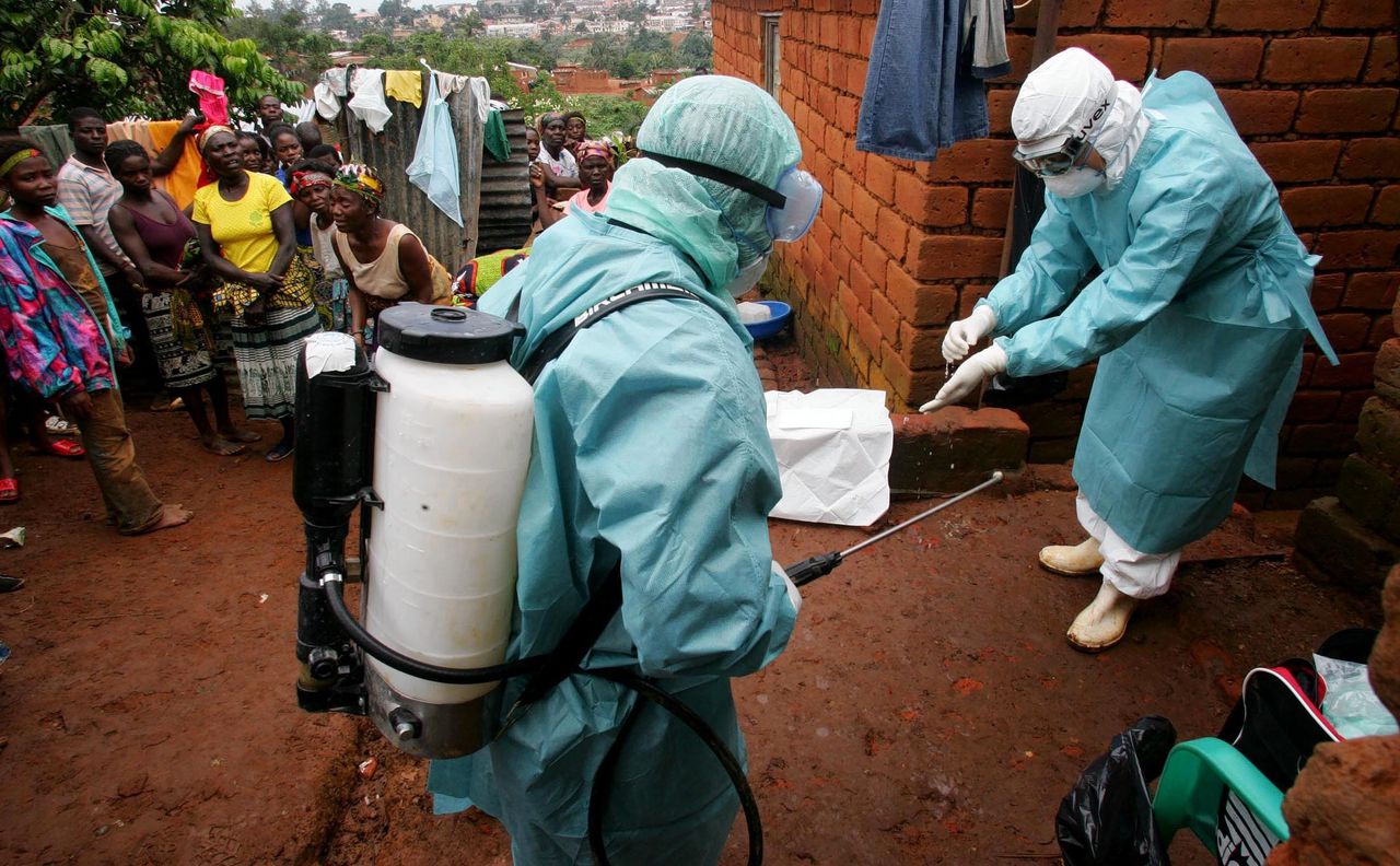 WHO-medewerkers bij de bestrijding van een uitbraak van het marburgvirus in Angola in 2005.