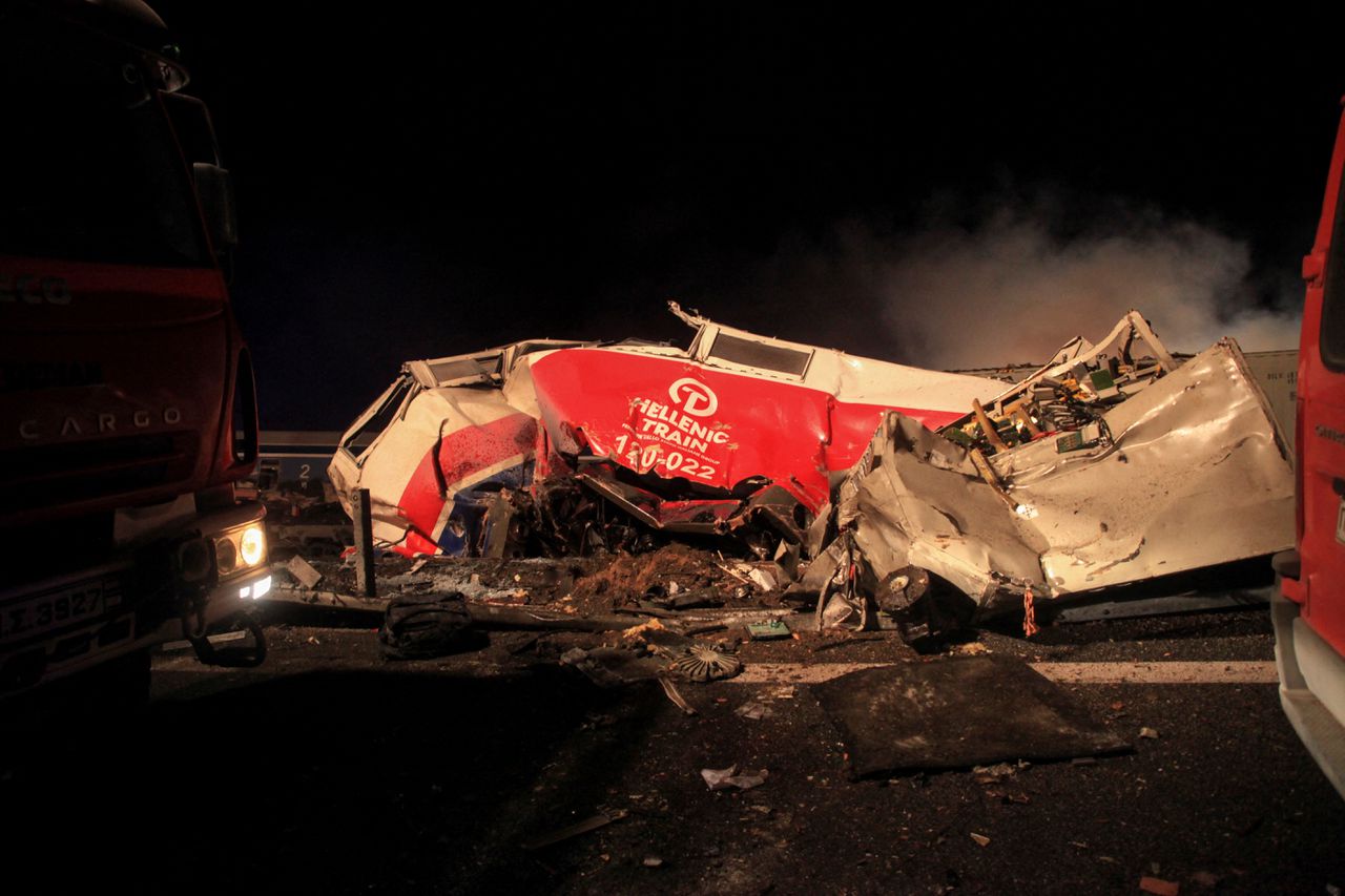 Verschillende wagons ontspoorden en vlogen in brand nadat twee treinen op elkaar botsten in het noorden van Griekenland.