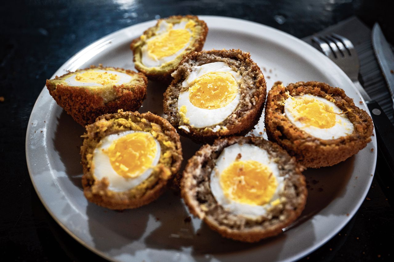 Eierballen bij Grillroom Sultan in het Groningse Oude Pekela.Foto Kees van de Veen