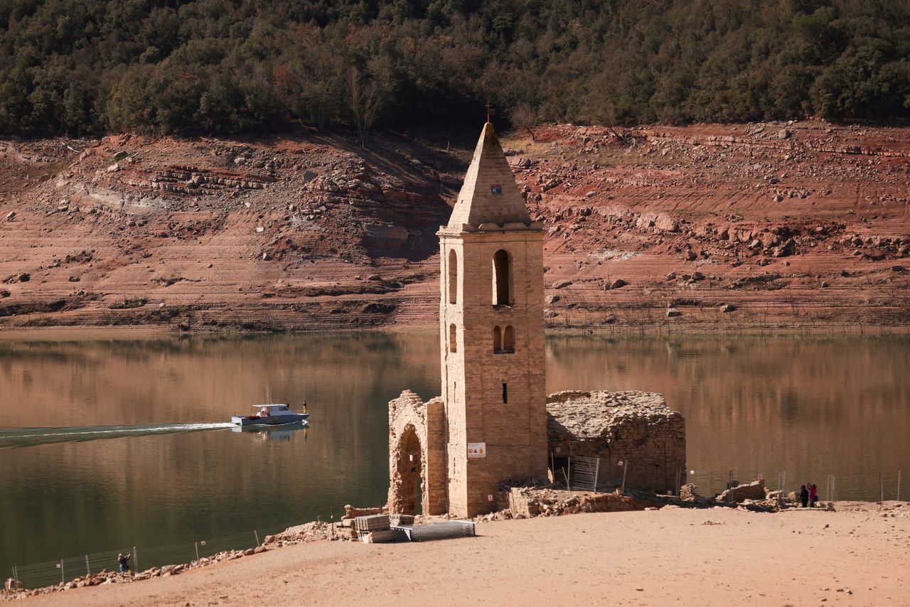 Door extreme droogte staat het water in het Sau reservoir op het laagste niveau sinds 1990.