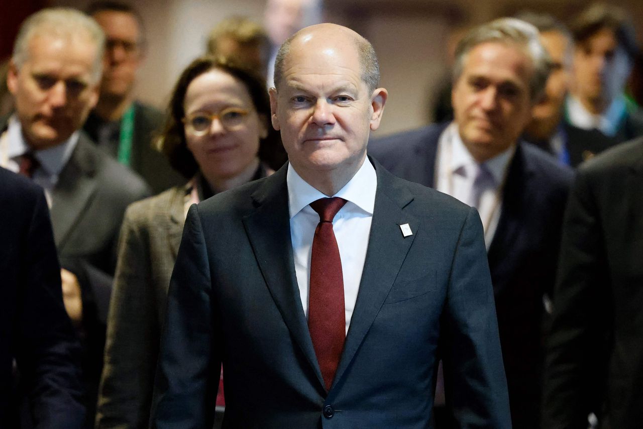 Kanselier Olaf Scholz vrijdag na afloop van een EU-top.