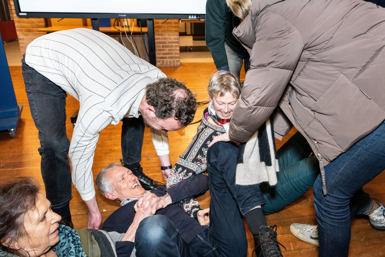 Het zijn niet alleen doorgewinterde activisten die een snelweg willen blokkeren. In Castricum leren mensen wat te doen bij een arrestatie.