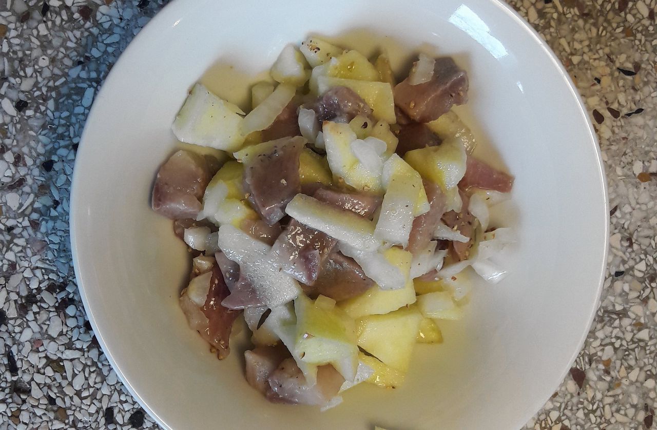 Huzarensalade van haring, appel, ui met olie, azijn en peper.