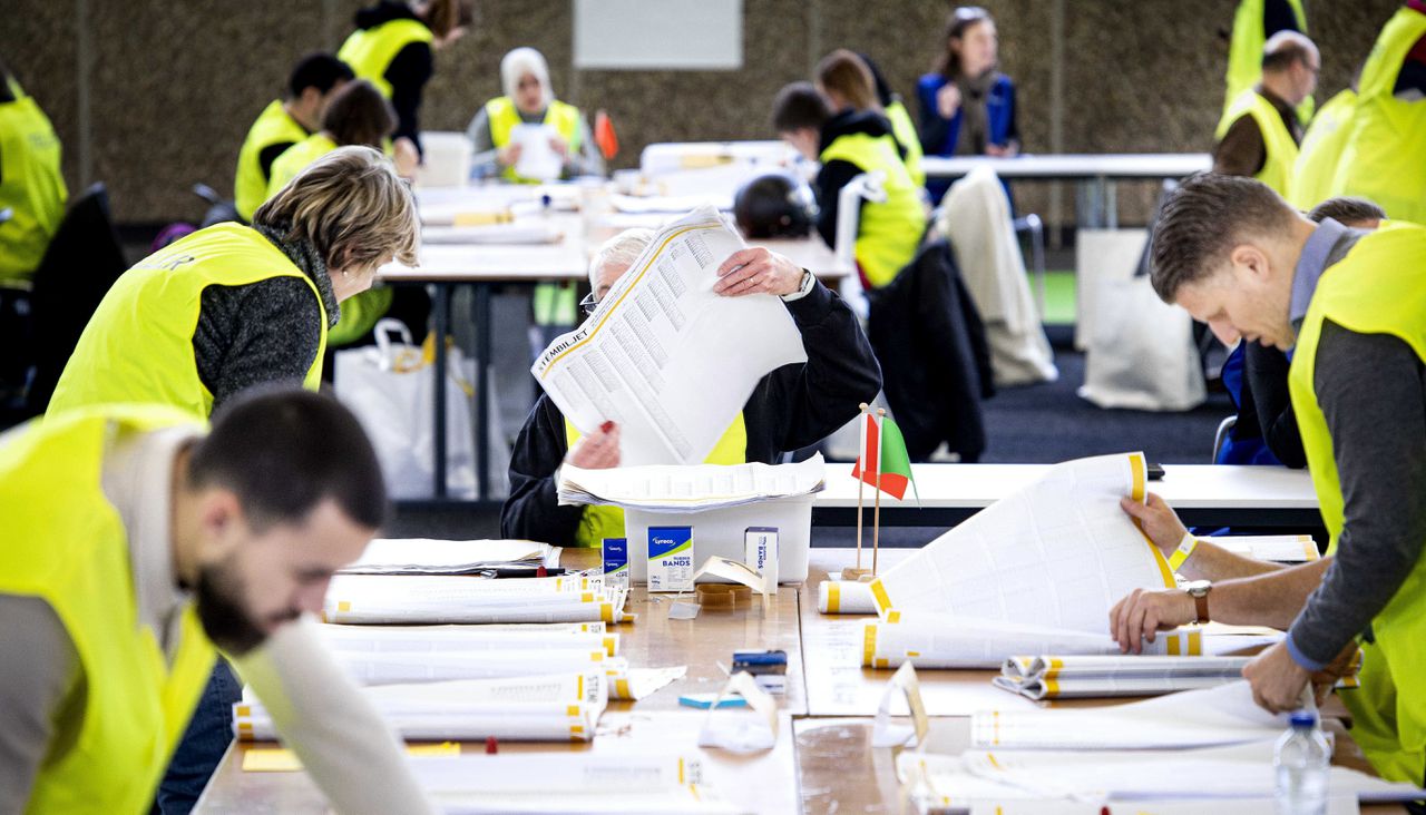 In de RAI in Amsterdam worden stemmen geteld die zijn uitgebracht voor de Provinciale Statenverkiezingen.