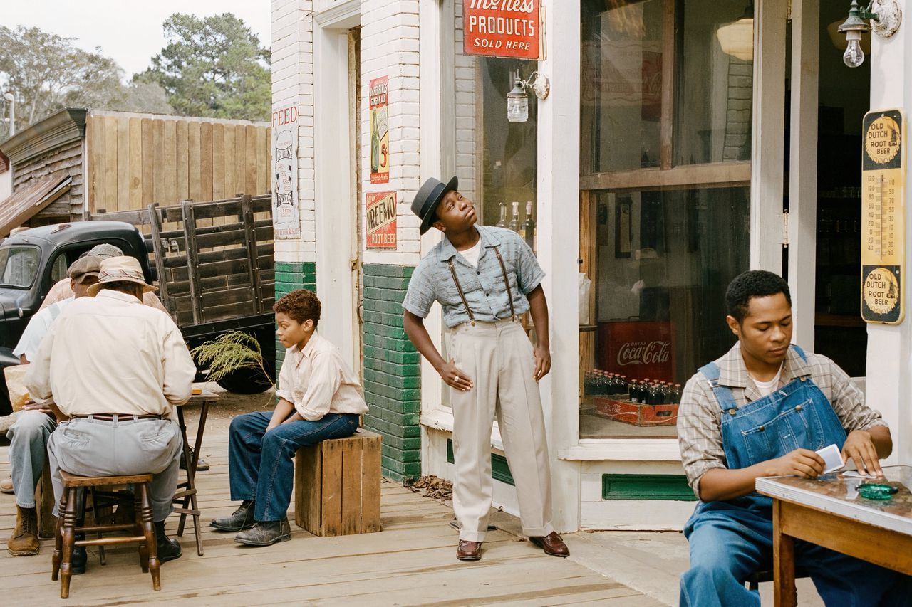 Emmett Till ( Jalyn Hall, midden) is in ‘Till’ een archetypisch lief, onschuldig kind.