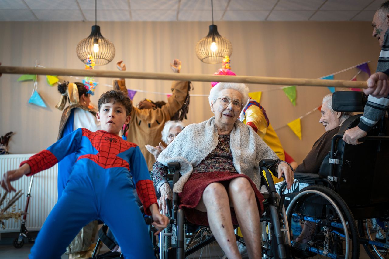 In zorgcentrum Domaine des Lys wagen kinderen en bejaarden zich aan limbodansen.