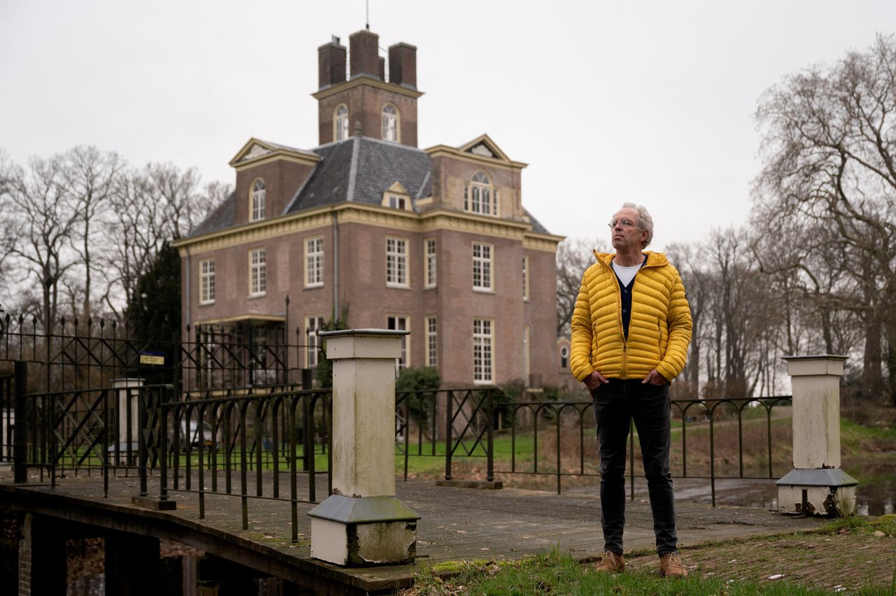 Thijs Heslenfeld bij kasteel Oldenaller, waar hij tot voor kort medehuurder was.