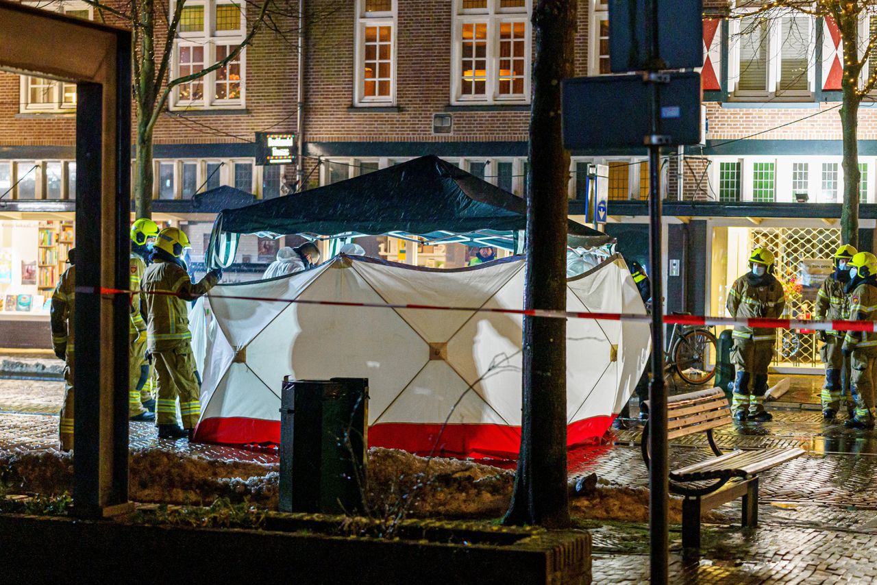 Hulpdiensten in actie na de schietpartij in Bergen aan Zee in februari 2021. Het OM spreekt van „gewetenloosheid” van de verdachten, die een Colombiaan wilden ontvoeren.