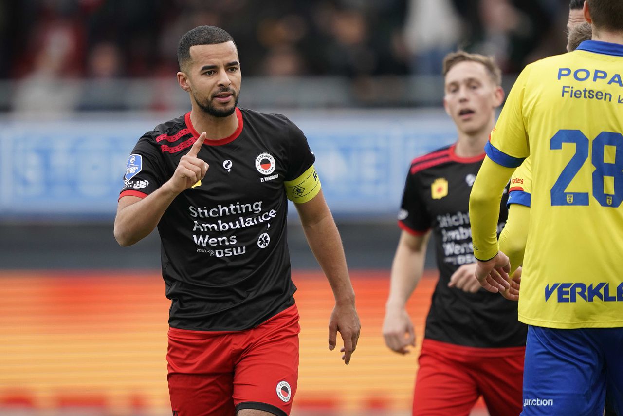 Redouan El Yaakoubi van Excelsior draagt een respect-band in plaats van de OneLove-band tijdens de Nederlandse eredivisie wedstrijd tussen Excelsior en SC Cambuur.