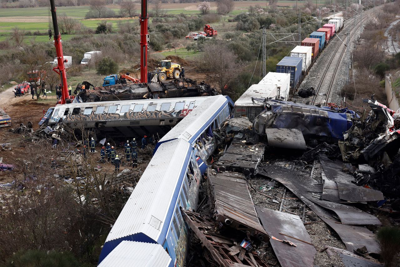 Zeker 36 passagiers kwamen in de nacht van dinsdag op woensdag in Griekenland om het leven toen de trein waarin ze reisden frontaal op een goederentrein botste. Volgens spoorwegpersoneel zijn de elektronische beveiligingssystemen die de ramp hadden kunnen voorkomen „al jaren” buiten gebruik.