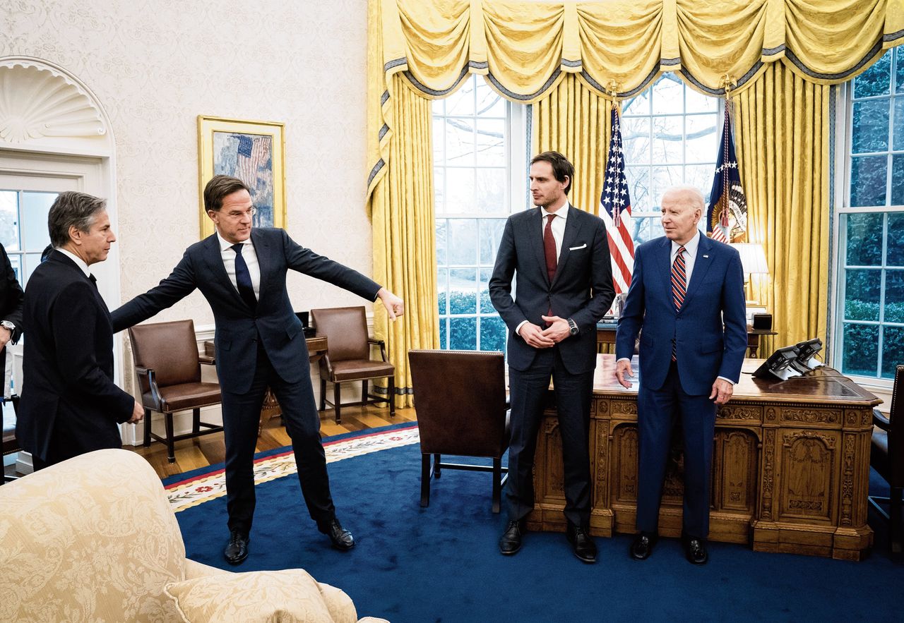 Premier Mark Rutte en minister Wopke Hoekstra (Buitenlandse Zaken, CDA) tijdens hun ontmoeting met de Amerikaanse president Joe Biden en minister Antony Blinken (Buitenlandse Zaken), in januari in het Witte Huis. De exportbeperking van ASML-machines naar China was een belangrijk gespreksonderwerp.