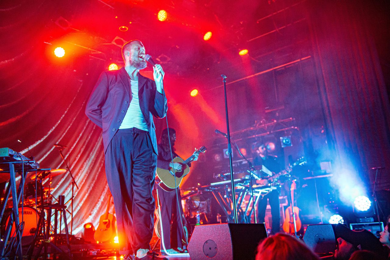 Father John Misty is in zijn nummers de buitenstaander die observeert en reflecteert op de menselijke natuur.