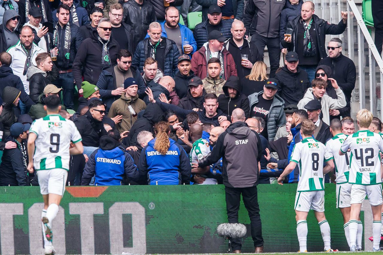 Jetro Willems maant de fanatieke FC Groningen-aanhang tot bedaren, waarop hij een klap krijgt.