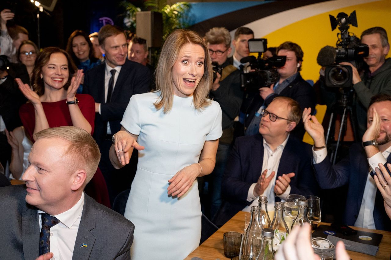 De Estse premier Kaja Kallas bij de bekendmaking van de uitslag van de verkiezingen van zondag, die haar centrumrechte Hervormingspartij glansrijk won.