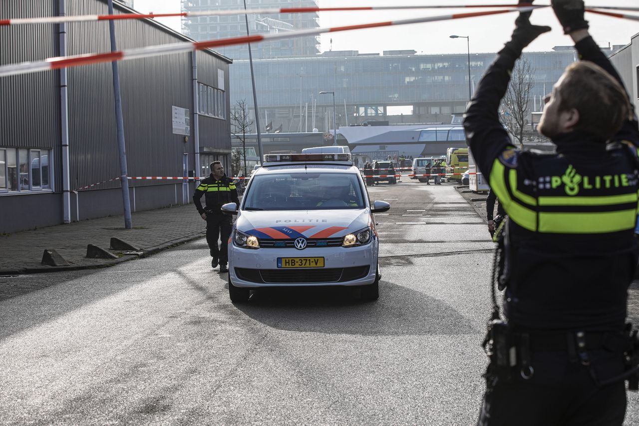 Locatie in Amsterdam-Noord waar kort daarvoor de broer van kroongetuige Nabil B. is neergeschoten.