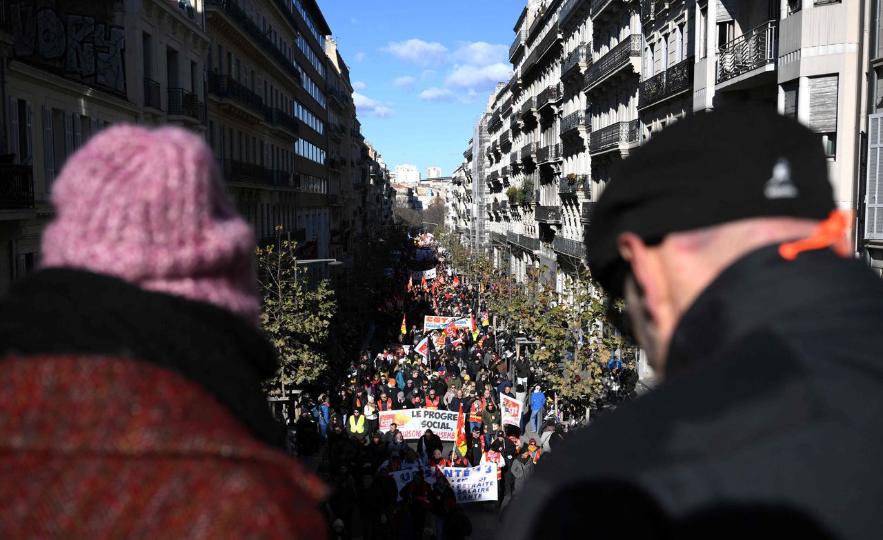 In Frankrijk wordt al weken massaal betoogd en gestaakt tegen Macrons hervorming van de pensioenwet. Het dagelijks leven in het land wordt steeds meer beïnvloed door de protesten.