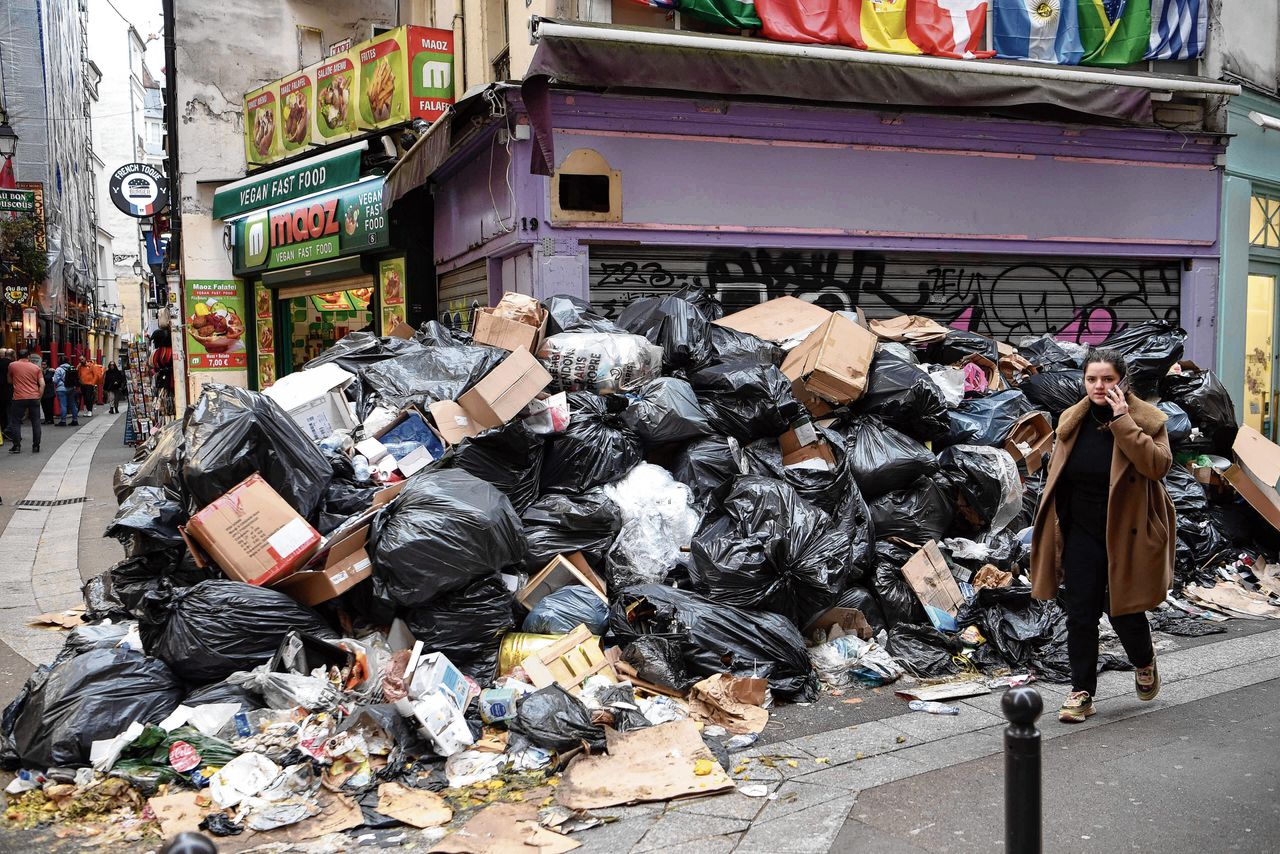 Afvalberg in het vijfde arrondissement van Parijs als gevolg van een staking van vuilnisophalers die protesteren tegen verhoging van de pensioenleeftijd.