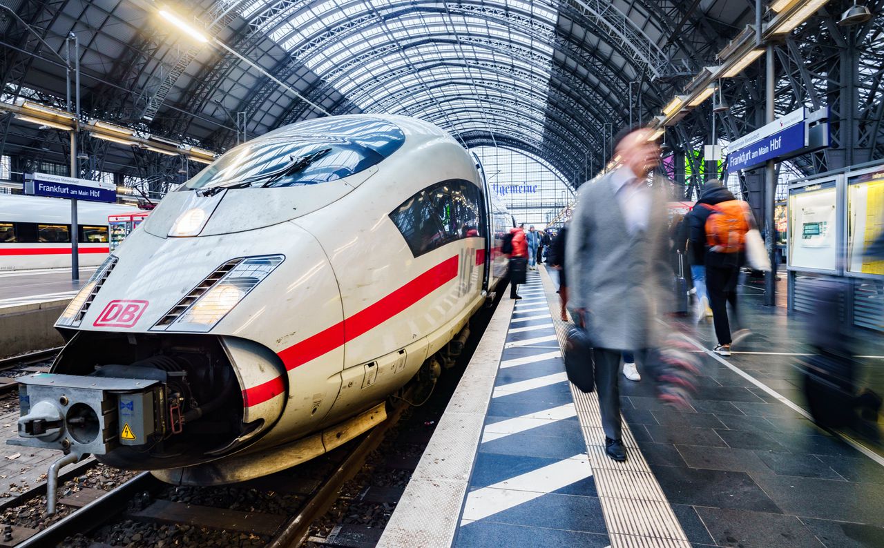 In het Frankfurter trainstation wacht een ICE-trein.