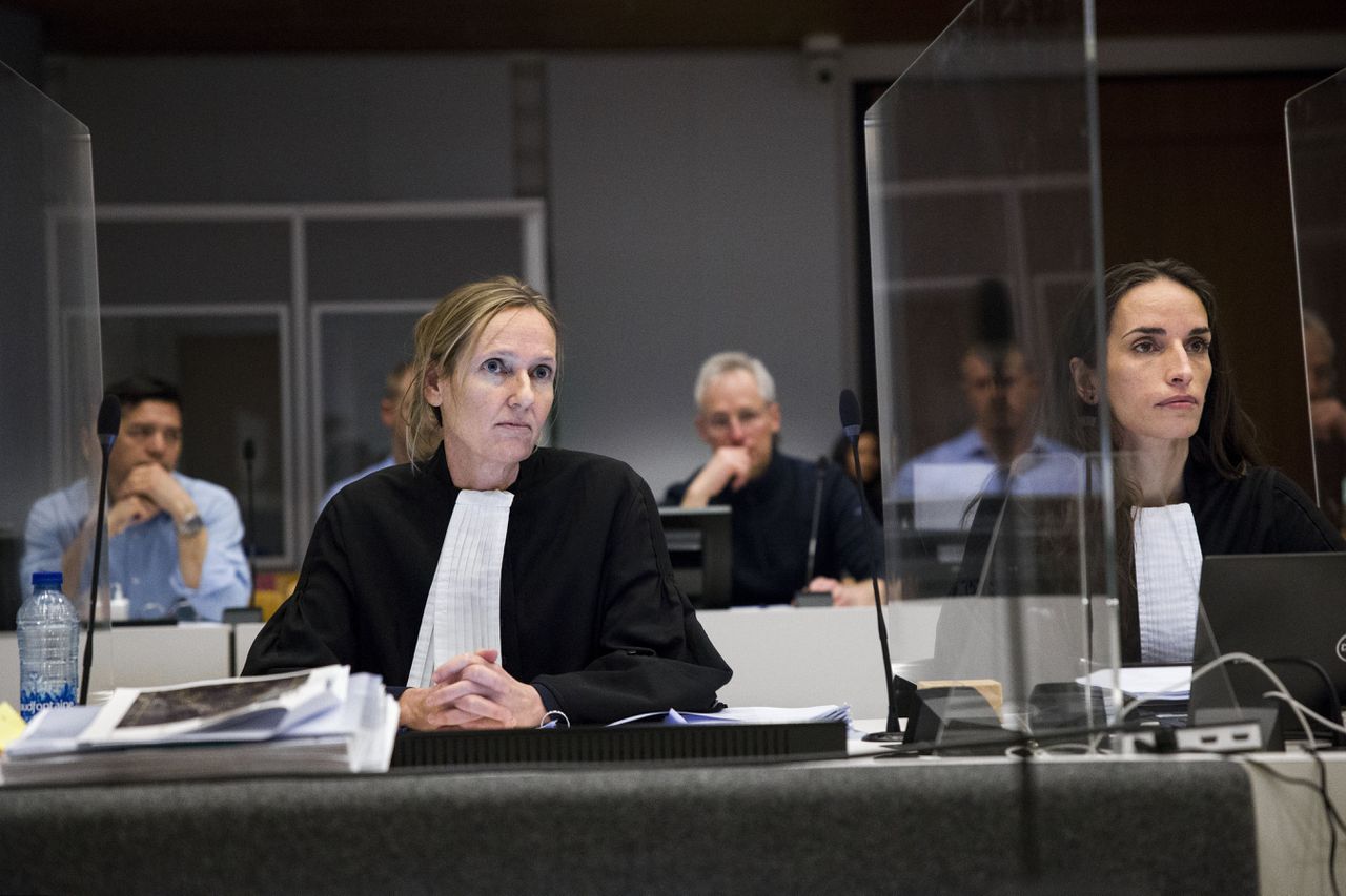 Advocaat Liesbeth Zegveld (links) wil achterhalen of genoeg is gedaan om de zaak op te lossen, of dat dat vanwege politieke belangen niet gebeurde.