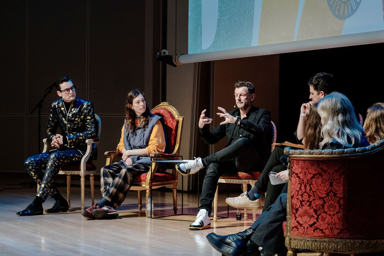 Dag van de Literatuur in de Doelen, met op het podium schrijvers Splinter Chabot, Hanna Bervoets en Kluun.