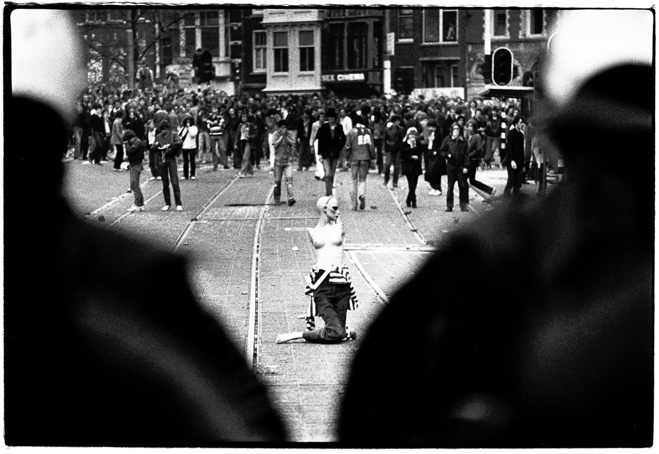 Relschoppers tegenover de ME, bij ernstige ongeregeldheden in Amsterdam tijdens de inhuldiging van koningin Beatrix op 30 april 1980.