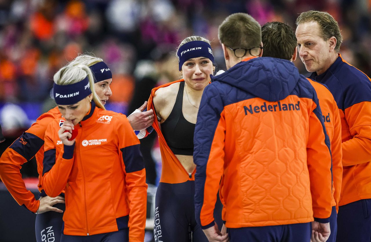 Joy Beune reageert geëmotioneerd na diskwalificatie tijdens de ploegenachtervolging voor vrouwen.