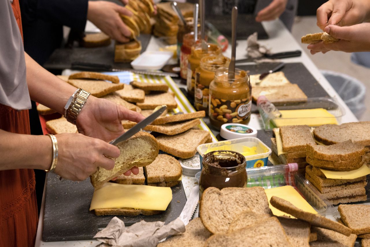 Op School ’t Kasteel in Rotterdam wordt iedere ochtend ontbijt gemaakt voor leerlingen die geen brood mee hebben, vaak door armoede.