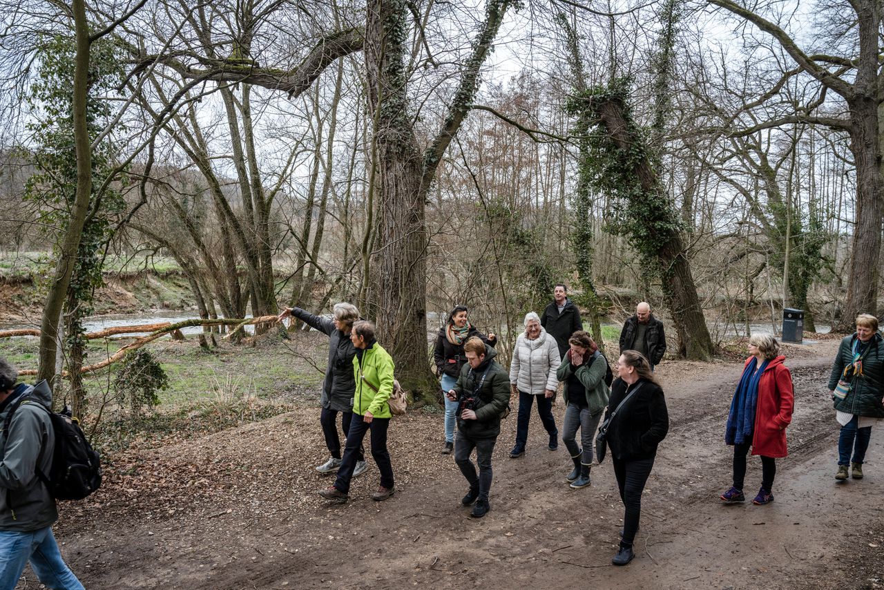 Groningers en Limburgers wandelen maandagmiddag op uitnodiging van de laatsten langs de Geul rondom Valkenburg.