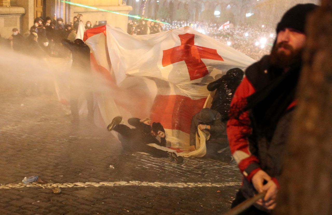 De Georgische politie gebruikt een waterkanon om demonstranten uit elkaar te drijven bij het protest in de hoofdstad Tbilisi.