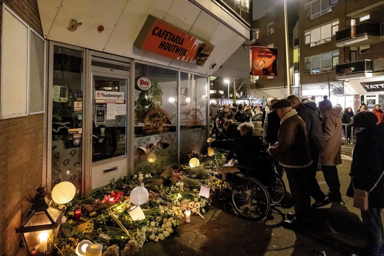 Bewoners van de Haagse Houtwijk lopen een stille tocht voor de eigenaar van een snackbar die werd doodgestoken.