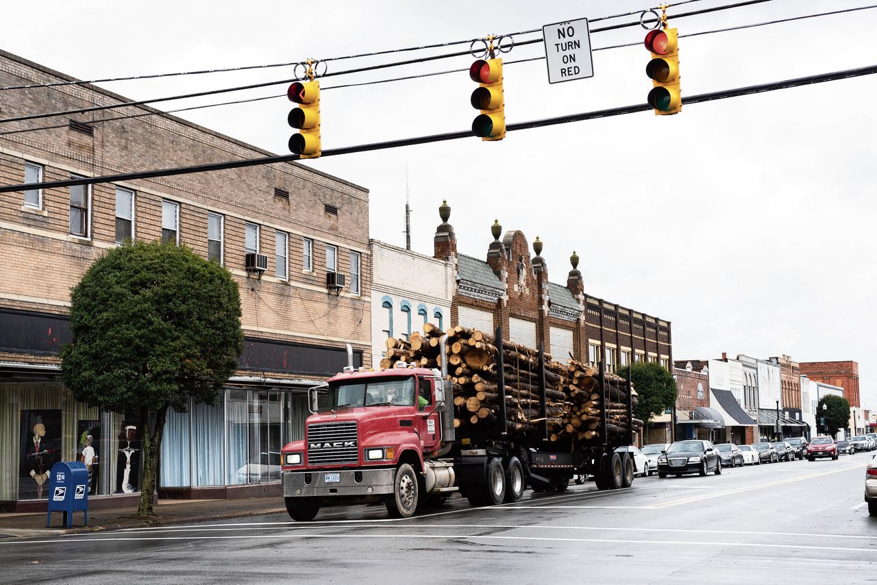 Een vrachtwagen met hout in North Carolina. In de VS zouden bedrijven bomen kappen voor biomassa die wordt verbrand in centrales in Nederland, terwijl hiervoor alleen resthout mag worden gebruikt.