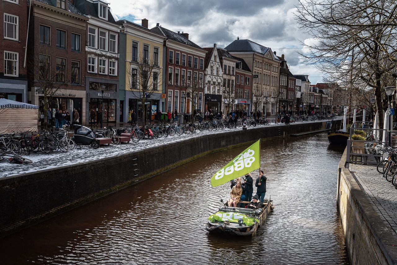 Stemmentrekker Femke Wiersma van de BoerBurgerBeweging (BBB) in Leeuwarden. In een vorige week gepubliceerde peiling stond de partij op acht zetels.