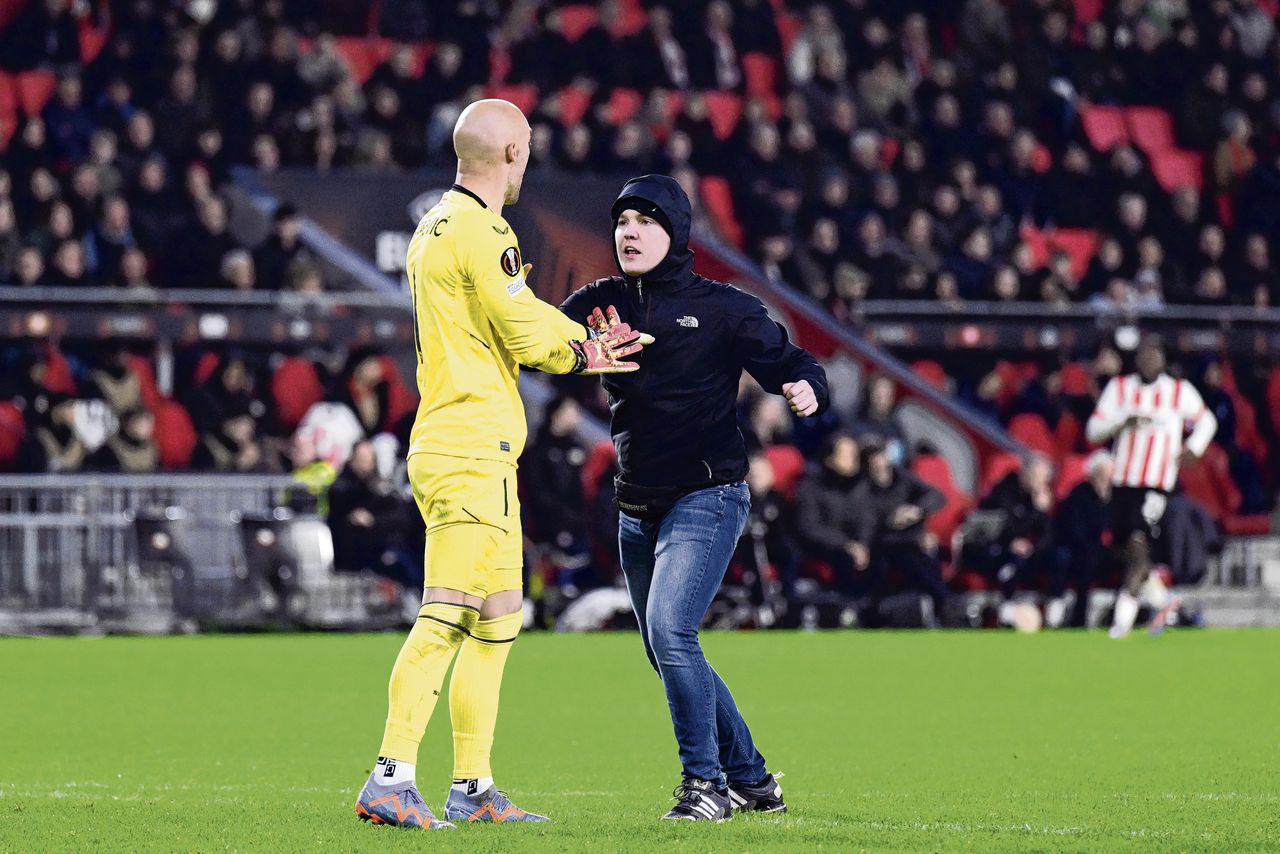 Een PSV-supporter rende op 23 februari het veld op en sloeg de doelman van Sevilla FC in het gezicht.