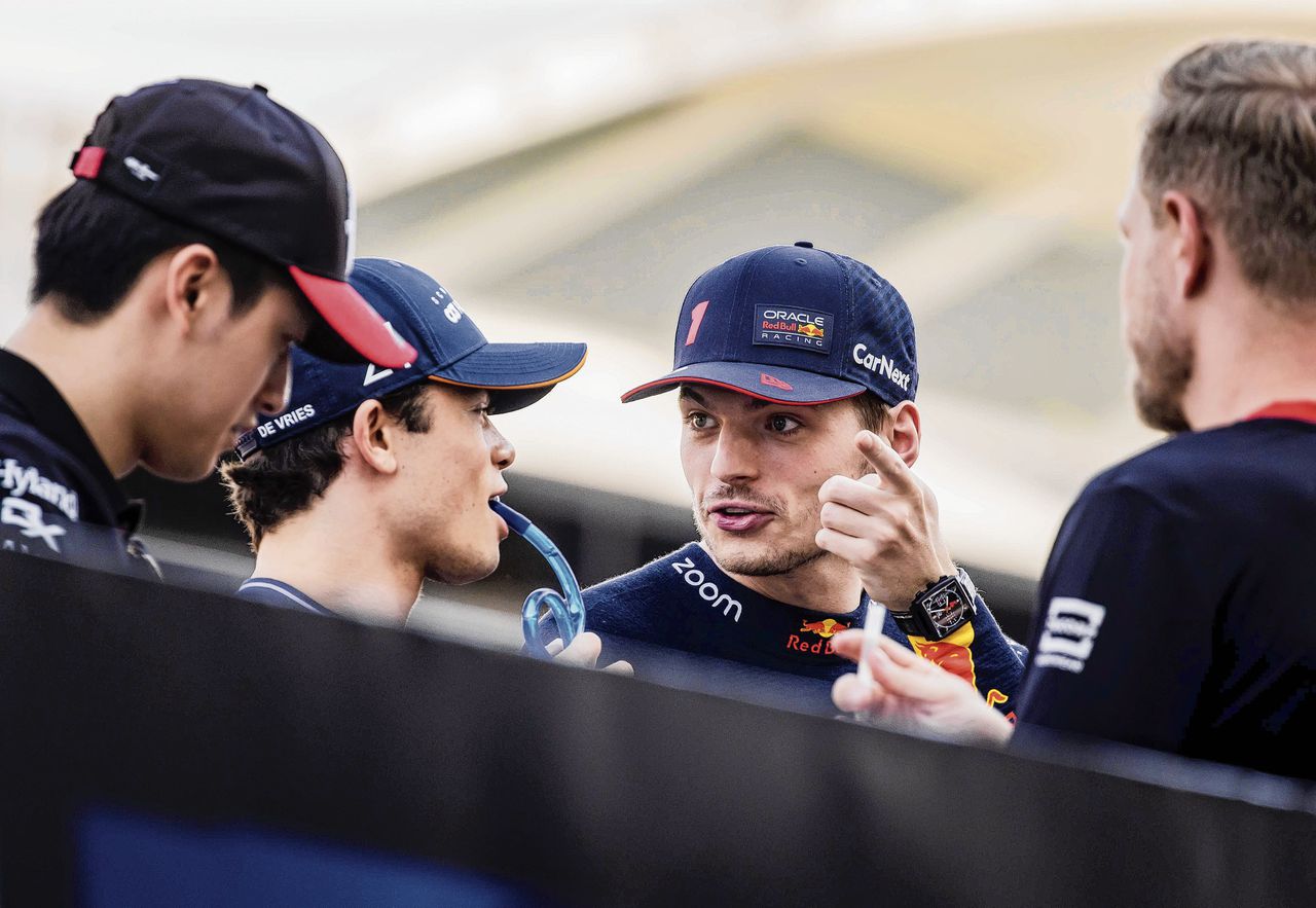 Nyck de Vries (links, AlphaTauri) en Max Verstappen (Red Bull Racing) in Bahrein, waar de eerste race van het seizoen plaatsvond.