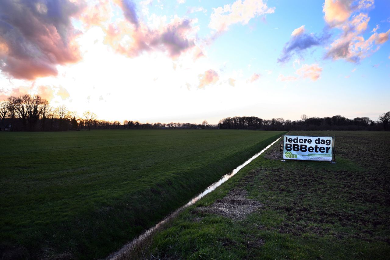 BBB- spandoek in een weiland bij Markvelde, Overijssel.