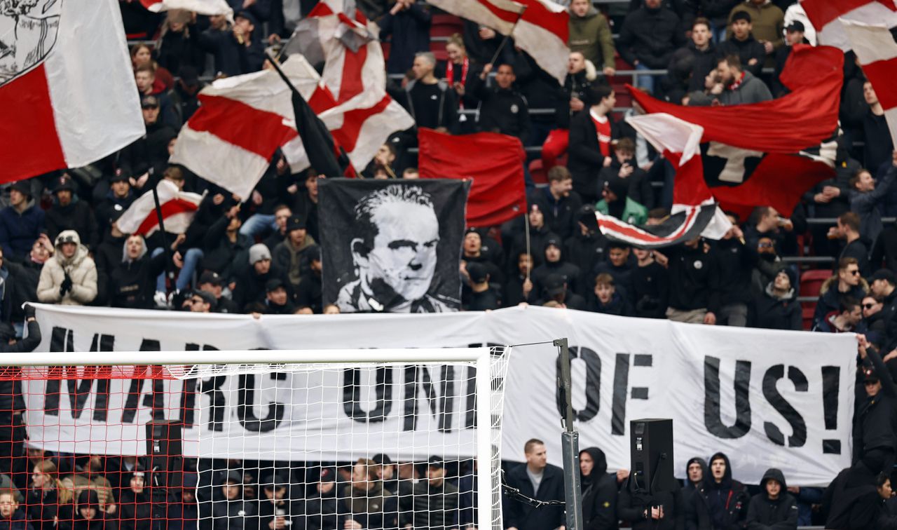 Spandoek voor Marc Overmars, tot februari 2022 directeur voetbalzaken bij Ajax.