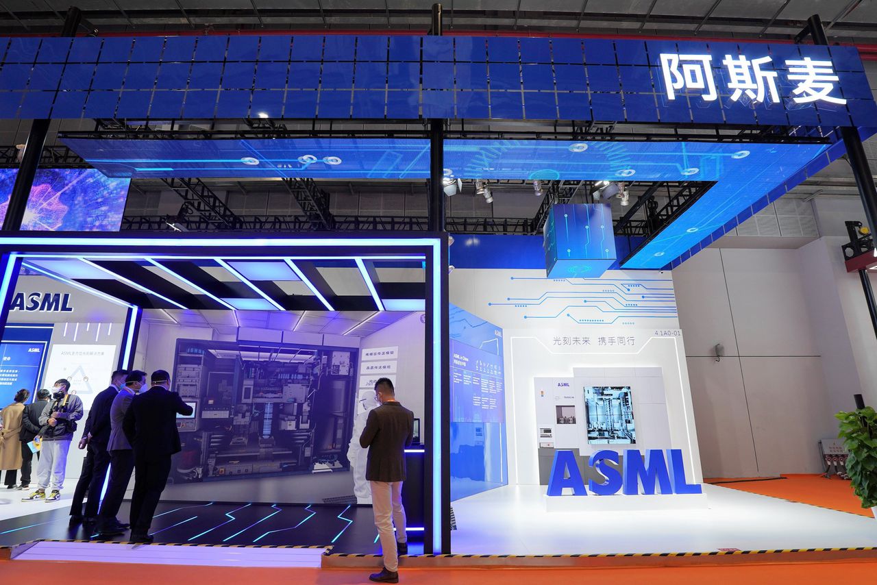 Bezoekers van de China International Import Expo in Shanghai bekijken op video de binnenkant van een ASML-machine, november 2022.