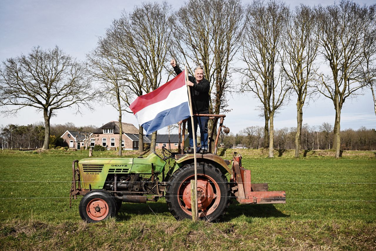 Na de verkiezingsuitslag draaide boer Jan Schoneveld nabij Bathmen de vlag weer om.