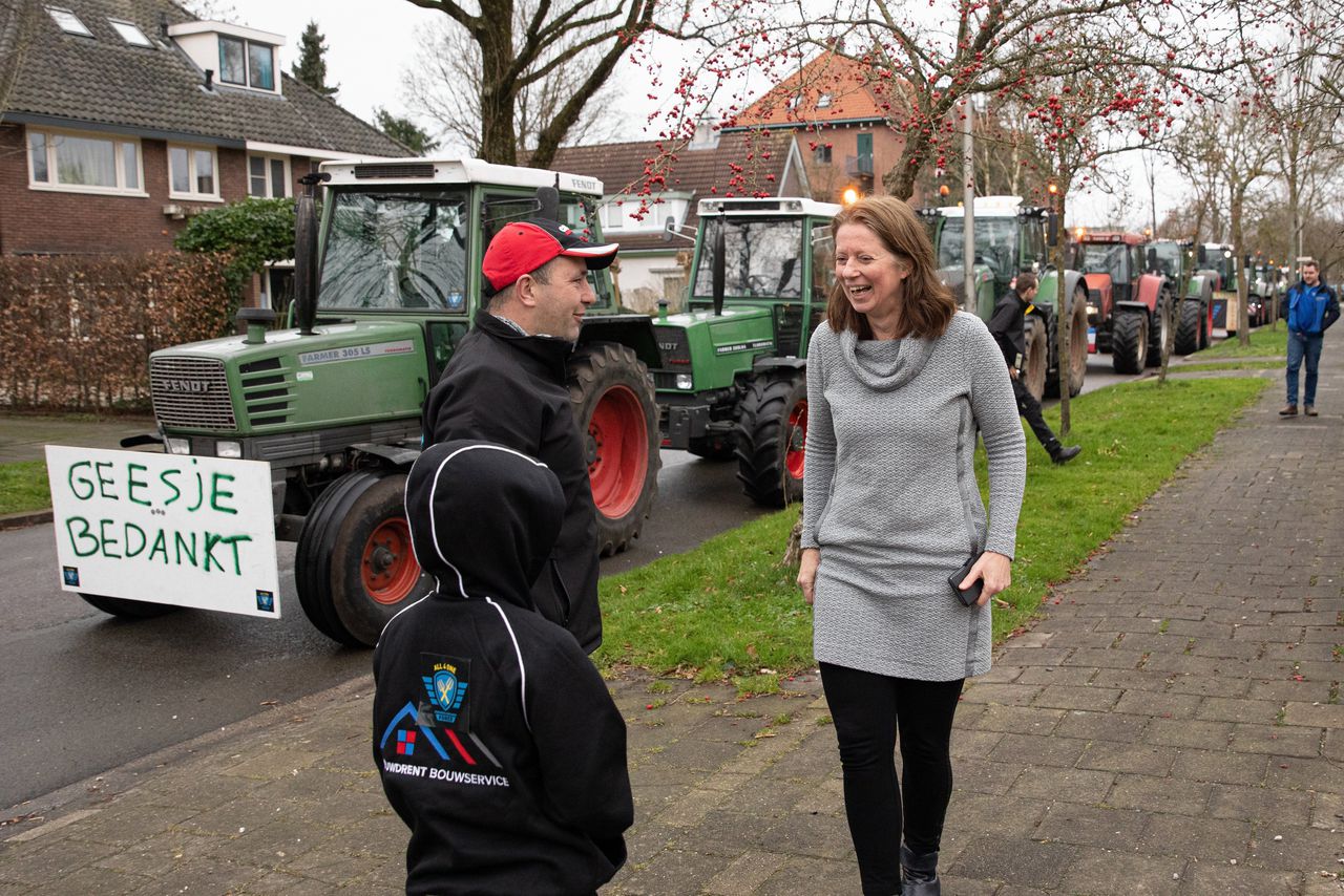 Onderzoeker Geesje Rotgers (Agrifacts) wordt voor haar woning door boeren bedankt voor haar onderzoek.