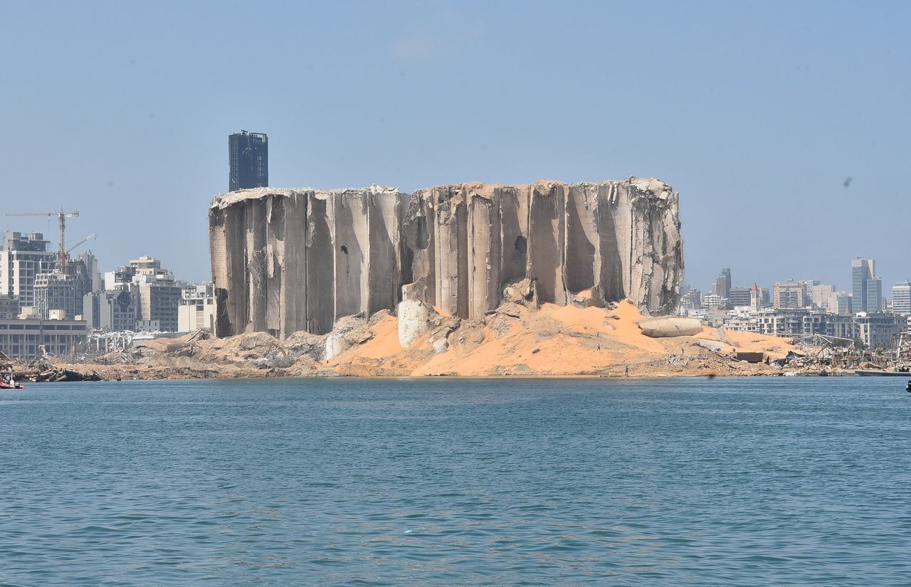 Een beschadigde graansilo in de haven van de Libanese hoofdstad Beiroet, na de explosie van 2020.