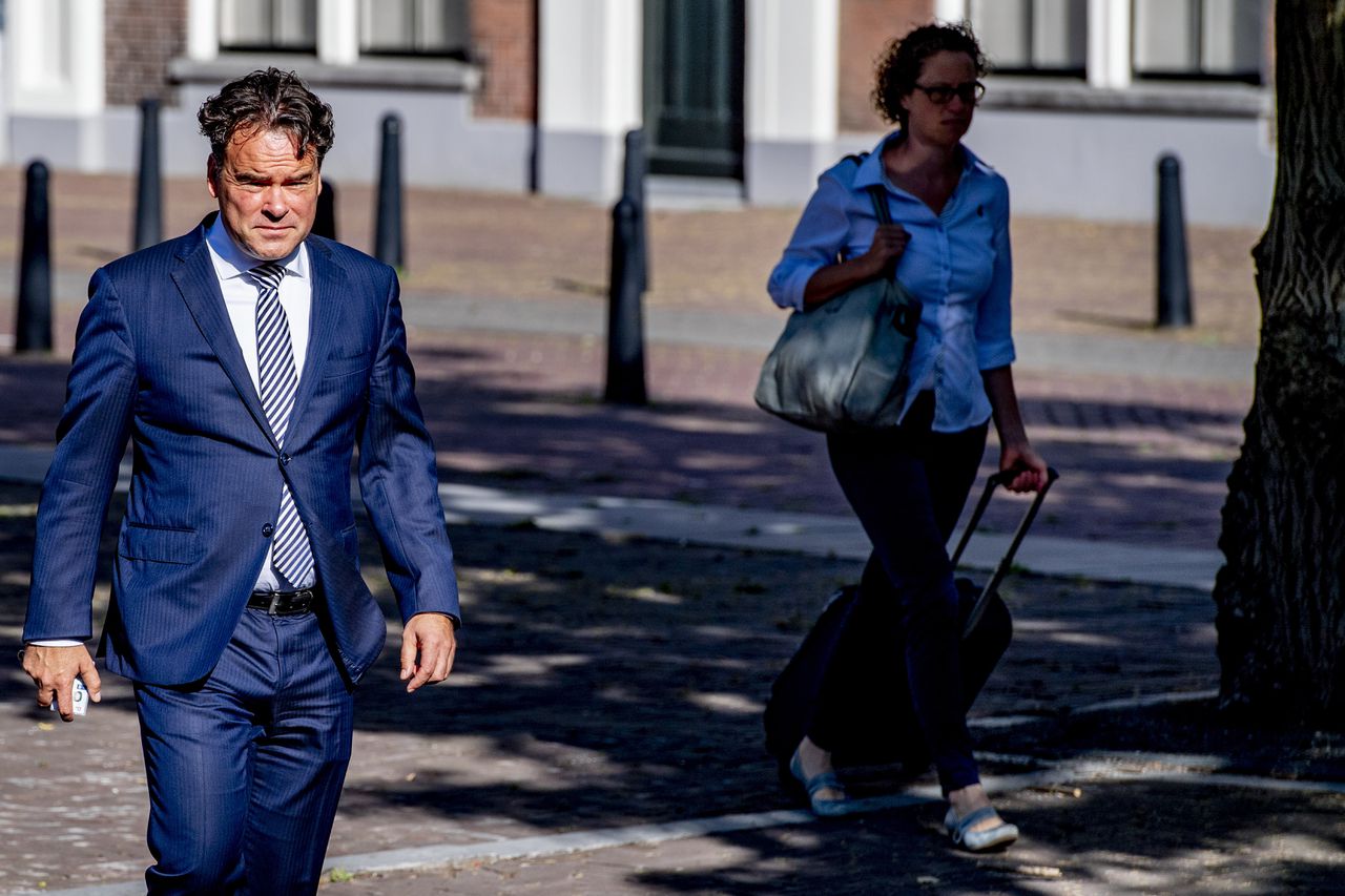 Hoofdofficier Rutger Jeuken draagt op korte termijn de verantwoordelijkheid voor de beveiliging van de familie van kroongetuige Nabil B. over. De familie voelt zich niet veilig onder zijn gezag.