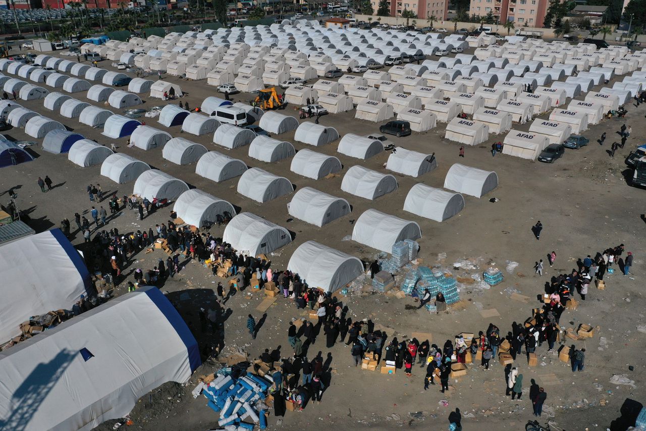 Tenten in Zuid-Turkije voor bevingsslachtoffers. In Syrië komt de hulp maar traag tot gang.