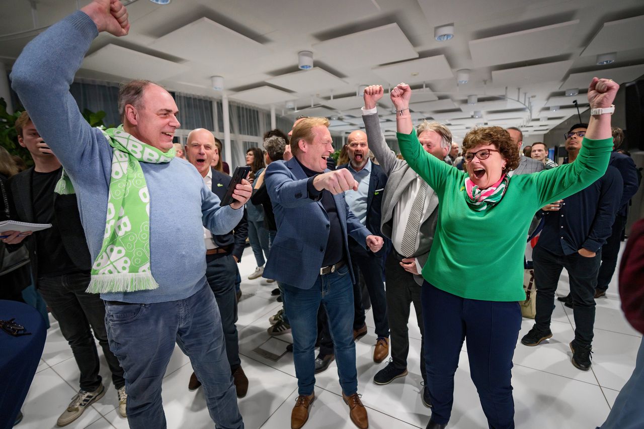 Ingrid de Sain, lijsttrekker van BBB in Noord-Holland, viert na de eerste exitpoll de winst van de partij in de Johan Remkeszaal in het Provinciehuis in Haarlem.