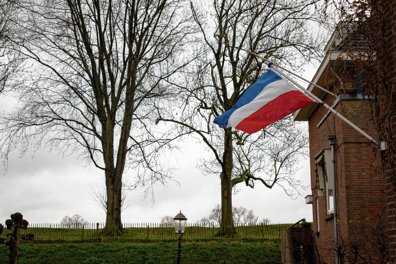 Een omgekeerde vlag in het Land van Altena: in Woudrichem.