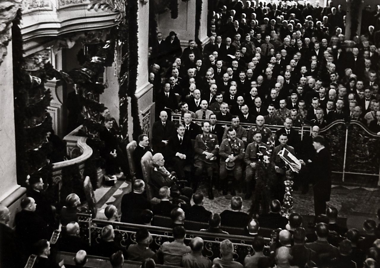 Hitler leest de regeringsverklaring voor tijdens de opening van de Rijksdag in de Garnizoenskerk in Potsdam op 21 maart 1933. Voor hem zit Rijkspresident Von Hindenburg.