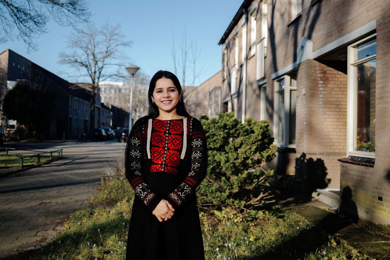 In de buurt Woenselse Watermolen in Eindhoven komen steeds meer Indiase kenniswerkers tussen de oorspronkelijke bewoners wonen. Himami Sharma werkt bij een multinational die medische apparatuur verkoopt.