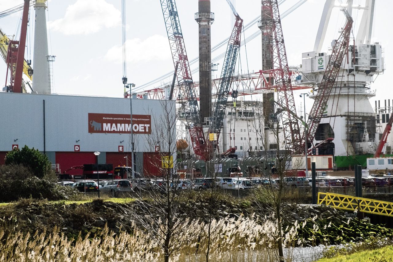 Hijs- en transportbedrijf Mammoet, Rotterdam, wordt door SHV verkocht.