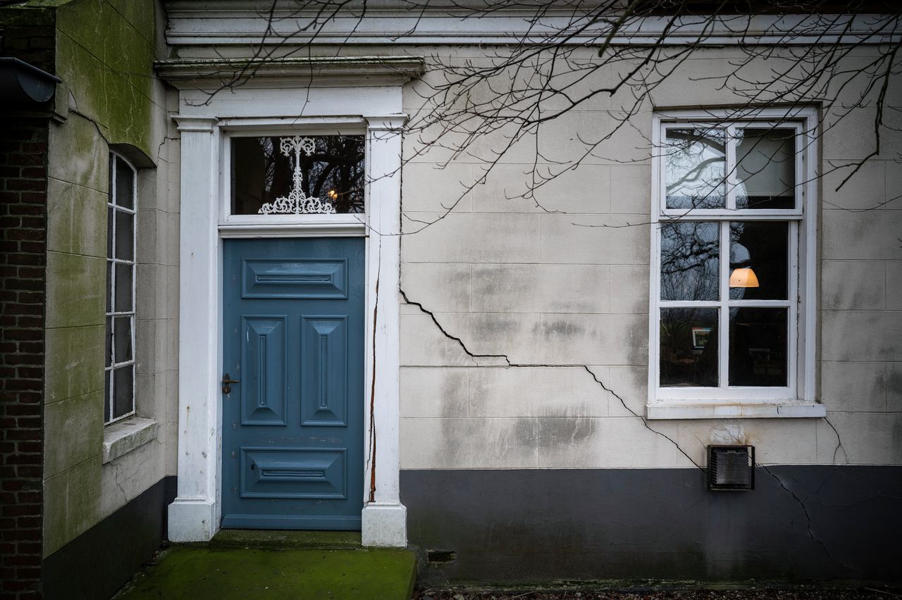 Een boerderij in Groningen is zwaar beschadigd door aardbevingen en bodemdaling.