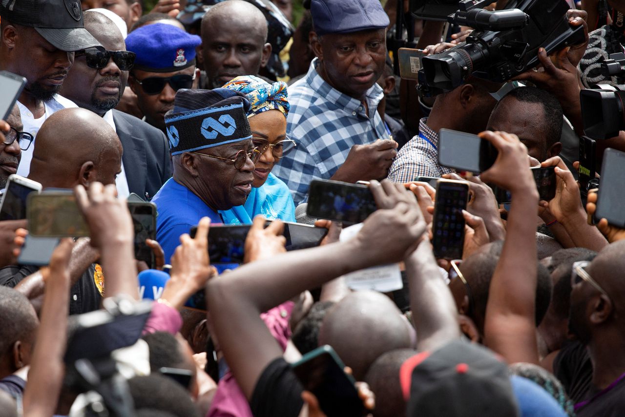 Winnaar Bola Ahmed Tinubu van regeringspartij APC spreekt de media toe na het uitbrengen van zijn stem in Lagos.